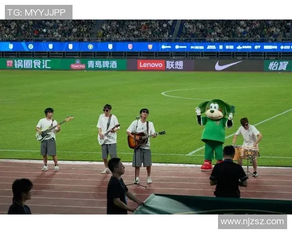 足球明星亲临球迷现场送惊喜礼物感动无数粉丝的温馨时刻